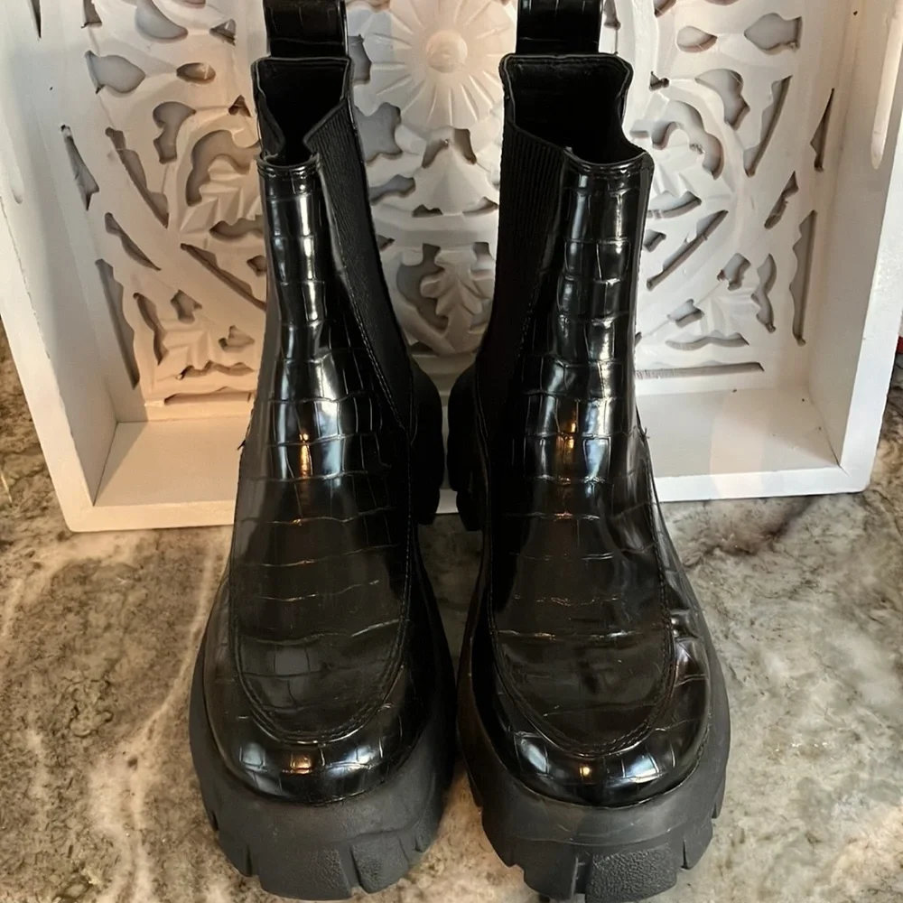 UO Eden Chelsea Boot Black Size 7 NEW